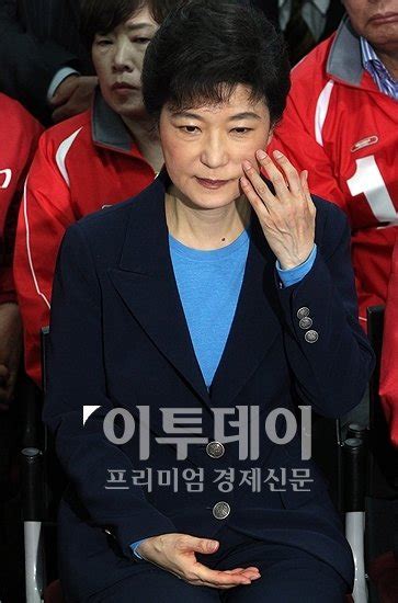 포토 제19대 총선 개표 진행 얼굴 만지는 박근혜 위원장 네이트 뉴스