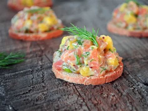 Canap S De Tartare De Saumon La Mangue Et L Aneth Pour L Ap Ritif