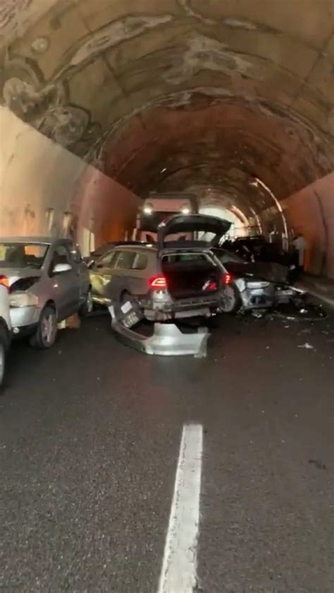 Messina Ennesimo Incidente Sull A Maxi Tamponamento A Catena In