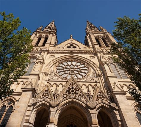 Fachada exterior de la iglesia católica saint louis des chartrons en