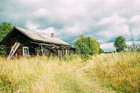 Vieille Maison En Bois En Ruines Dans Le Village Photo Stock Image Du