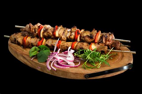 Шашлык на разделочной доске с луком и зеленью - обои для рабочего стола ...