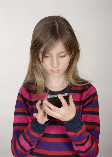 Девушка с smartphone стоковое изображение. изображение насчитывающей ...