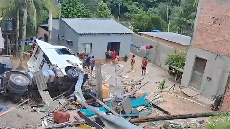 VEJA Vídeo mostra momento em que carreta provoca acidente na Av do