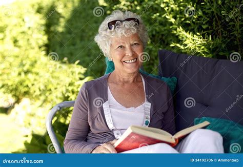 Mulher Mais Idosa Que L Um Livro Foto De Stock Imagem De Exterior