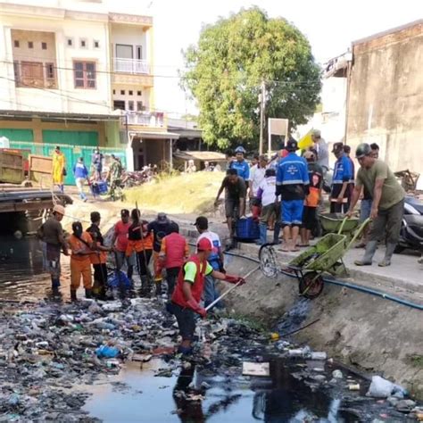 Ciptakan Lingkungan Nyaman Kasi Kebersihan Kecamatan Ujung Tanah