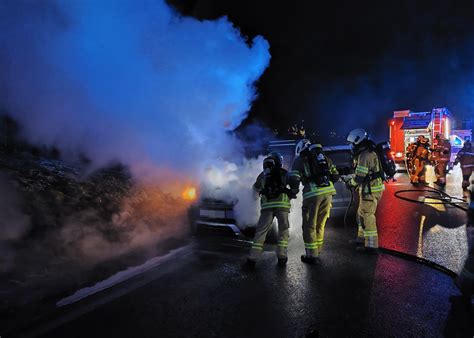 Fahrzeugbrand Totalschaden Nach Brand Im Motorraum Eines Autos Kufstein