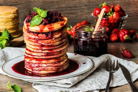 A Pilha De Panquecas Americanas Caseiros Serviu Doce E Morangos No