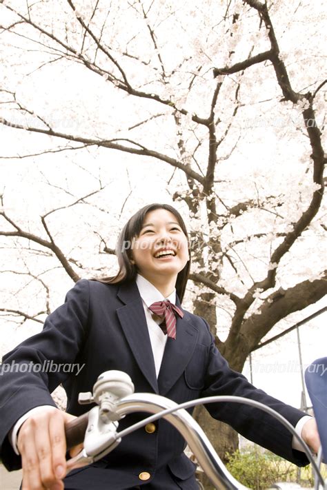 自転車に乗る女子中学生 写真素材 6918929 フォトライブラリー Photolibrary