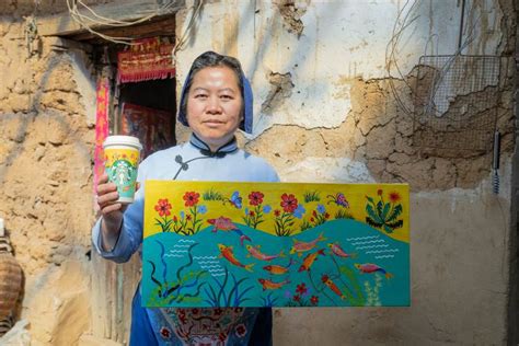 星巴克邀农民在咖啡杯上画春天 首开“咖啡杯里的美术馆” 消费日报网