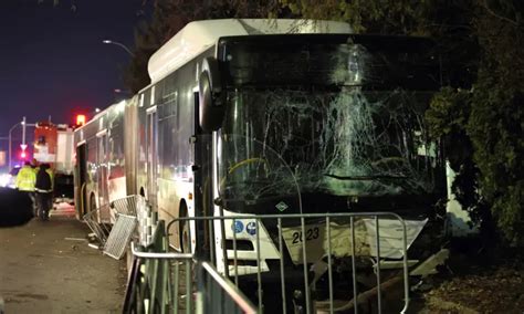 Инцидент в София: Автобус на градския транспорт влезе в насрещното, има ...