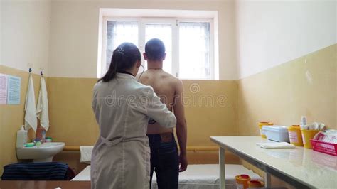 Un Doctor Examina A Un Paciente En Un Hospital De La Prisi N En Rusia