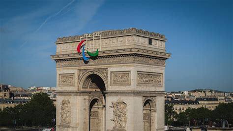 Gli Agitos Brillano Sull Arco Di Trionfo Per Le Paralimpiadi Di Parigi 2024