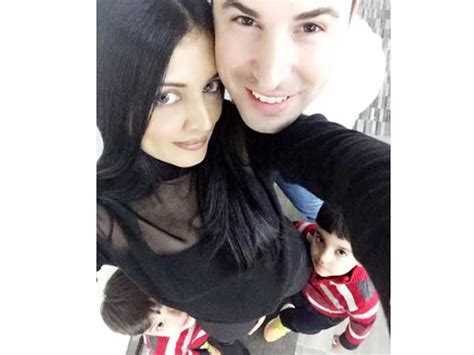 Celina Jaitly Shows Off Her Baby Bump Celina Jaitly Bikini Filmibeat