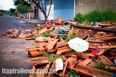 Moradora Reclama De Acúmulo De Detritos Em Terreno No José Tonolli