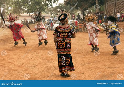 Danza Africana Tradicional Fotografía Editorial Imagen De Gente 68699407