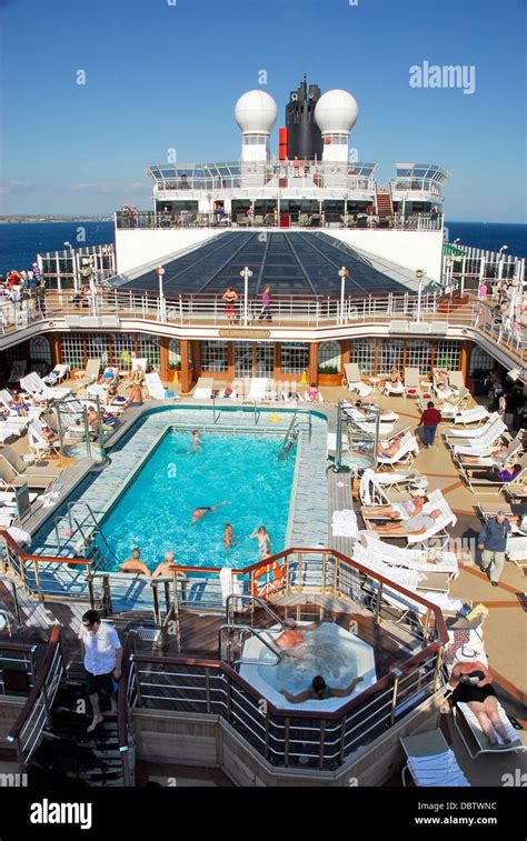 Swimming Pool On The Cunard Line Queen Elizabeth Ship Stock Photo