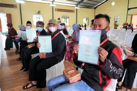 100 Sertifikat Redistribusi Tanah Dibagikan Di Sukabumi