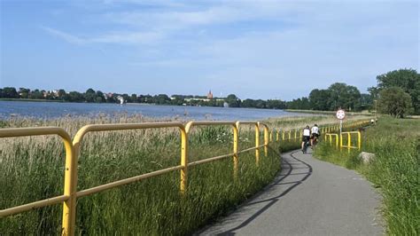 Wokół jeziora w Nowogardzie ścieżka rowerowa i spacerowa