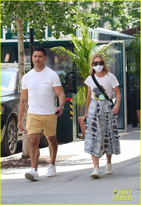 Photo Mark Consuelos Kelly Ripa Couple Up For Sunny Afternoon Walk 05