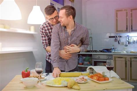 Júntese De Hombres Que El Gay Se Liga Que Cocina Una Pizza Junta Y Que Bebe Un Vino Imagen de