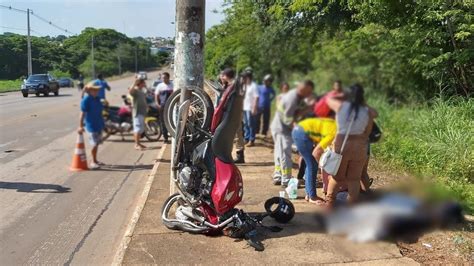 Homem morre após motocicleta bater em poste em avenida de Gurupi