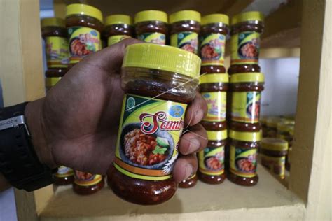 Perajin Sambal Kemasan Botol Antara Foto