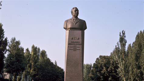 Ukrainian city reveals why it can’t remove Brezhnev memorial — RT Russia & Former Soviet Union