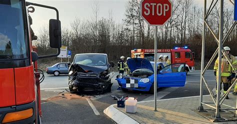 Vier Verletzte Nach Unfall An Der Auffahrt Zur A Bei Warburg Nw De