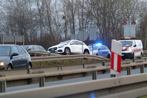 Wypadek We Wroc Awiu Mercedes Zawis Na Barierach Utrudnienia Przy