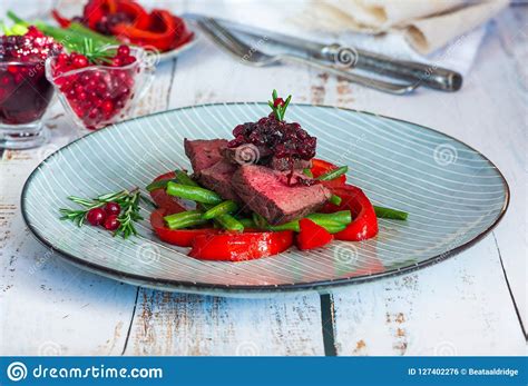 Bistecca Affettata Della Carne Di Cervo Con La Salsa Del Lingonberry