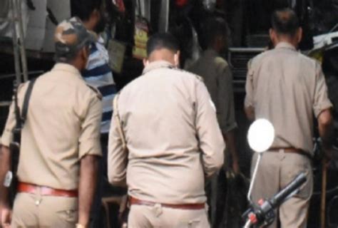 यूपीदेह व्यापार की सूचना पर छापा पुलिस ने तीन जोड़ों को पकड़ा स्कूल ड्रेस में भी मिली युवती