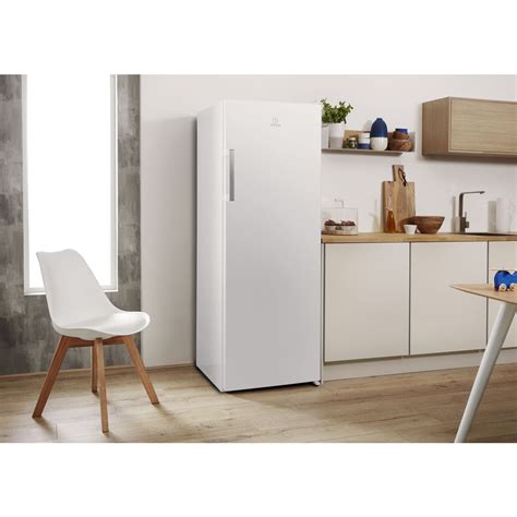 Indesit свободностоящ хладилник: бял цвят