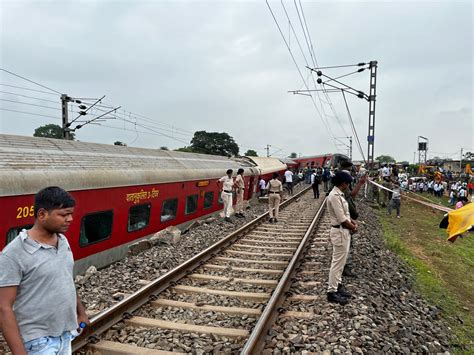 Mumbai Howrah Train Accident 2 Killed As 18 Coaches Derail In Jharkhand