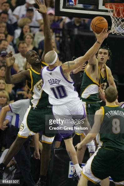 Nba Playoffs Sacramento Kings Mike Bibby In Action Taking Layup Vs News Photo Getty Images