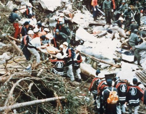 日本航空ジャンボ機墜落事故現場の現場で救出される：日航機墜落事故 写真特集：時事ドットコム