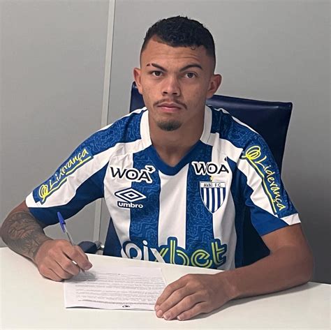 Falcon acerta transferência de volante da base para o Avaí futebol ge