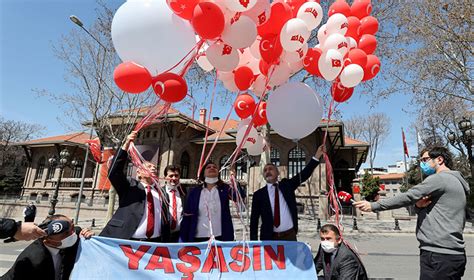 CHP li vekillerden Birinci Meclis önünde balonlu kutlama Gökyüzüne