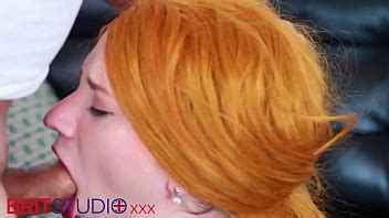 La pelirroja británica Victoria Greene chupa folla y traga semen XVIDEOS