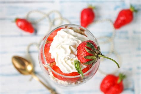 Творожный десерт с клубникой и взбитыми сливками: рецепт с фото