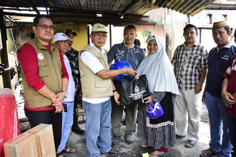 Pj Wali Kota Gorontalo Serahkan Bantuan Bagi Warga Korban Longsor Di