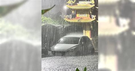 海葵颱風雨彈狂炸 高雄前鎮和祥街水深半輪胎高 生活 中時新聞網