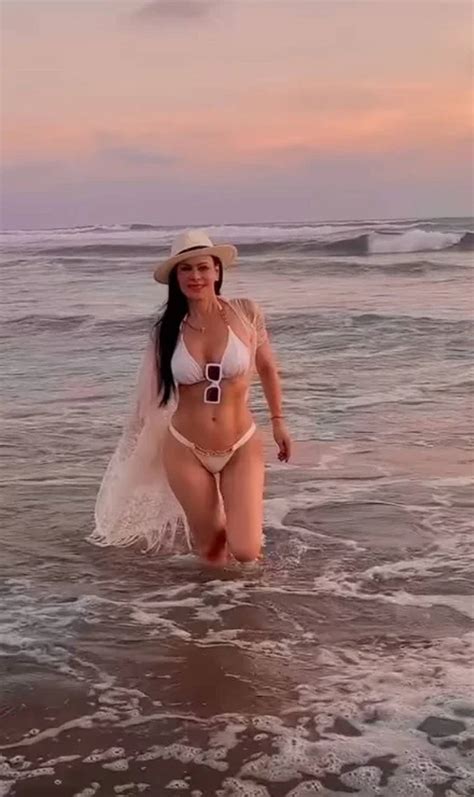 Feliz Cumplea Os Maribel Guardia Actriz Recibe Los A Os Luciendo Espectacular En Bikini