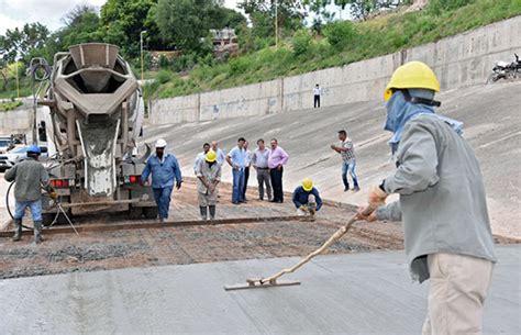 Álbum de Fotos El Gobernador recorrió obras de agua y saneamiento en