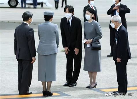 德仁夫婦首訪赴英奔喪，愛子送別並未同行，紀子妃送別很是羨慕 每日頭條