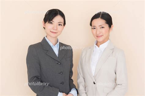 スーツを着た2人の女性 写真素材 [ 4916644 ] フォトライブラリー Photolibrary