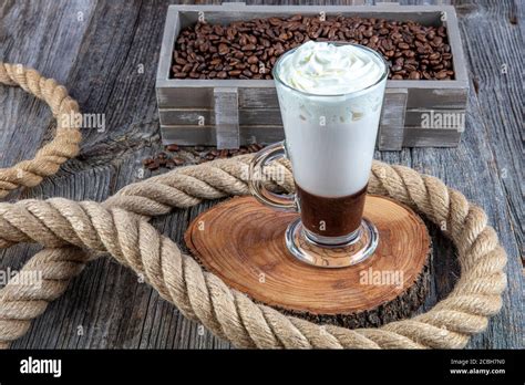 Moca De Caf Con Nata Montada Latte Macchiato En Un Vaso Alto Un Vaso