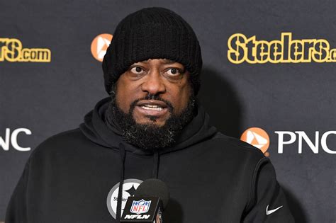 Steelers head coach Mike Tomlin walks out of postgame news conference ...