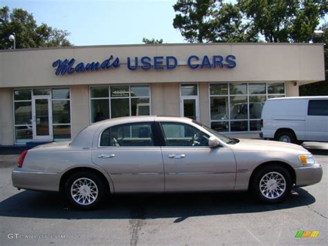 2000 Light Parchment Gold Metallic Lincoln Town Car Signature 52817411