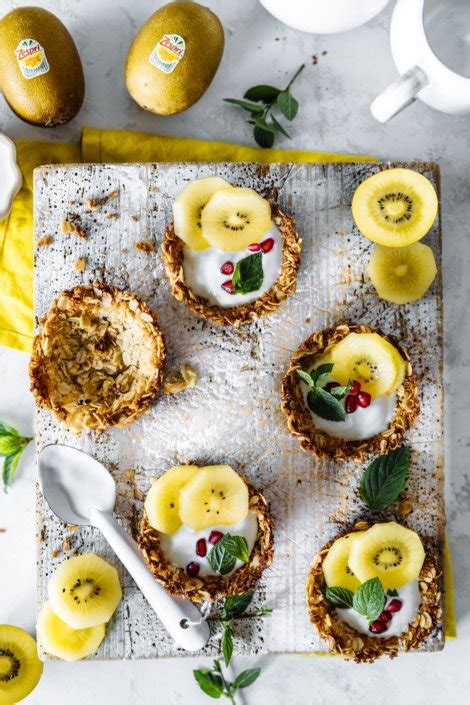 Power Frühstücks Rezept Zuckerfreie Granola Cups mit Joghurt und Kiwi